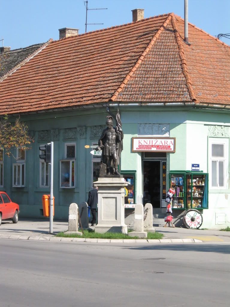 Pancevo-unknown_fireman_statue-1.jpg
