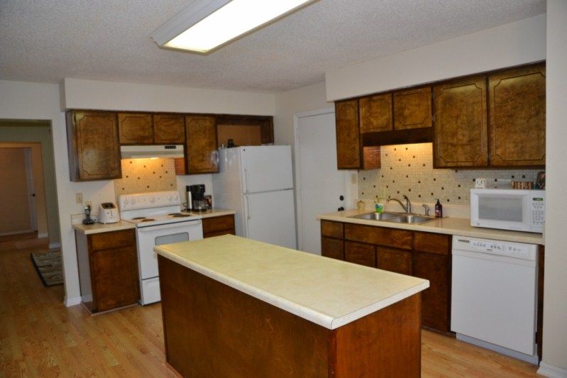 Center Island in the Kitchen photo 2785WillowBend09Kitchen1024x768.jpg